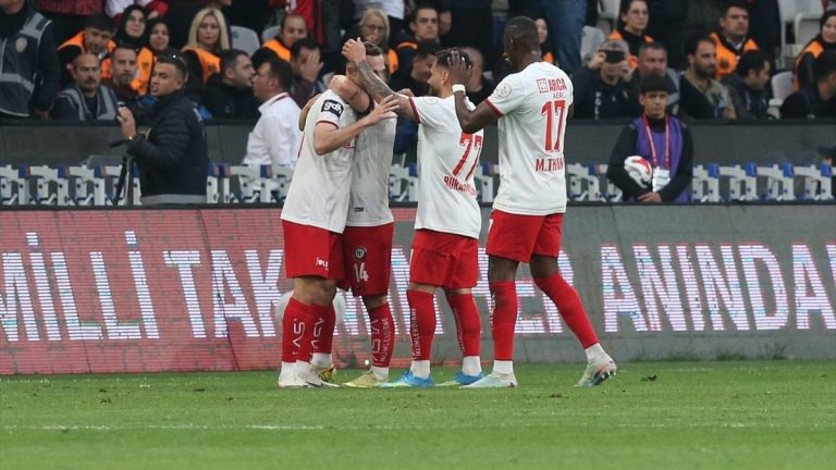 Çorum FK, Esenler Erokspor’u 2-0 yenerek tarihinde ilk kez Süper Lig’e yükseldi