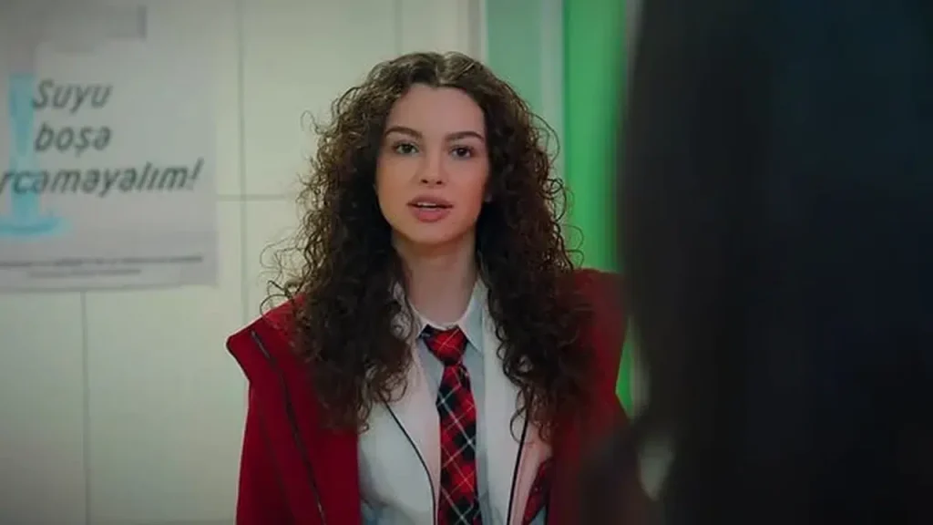 Su Burcu Yazgı Coşkun kayalıklar üzerinde yeni pozlarıyla sosyal medyada